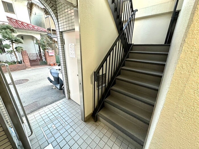 物件外観写真5　(エントランス部分)