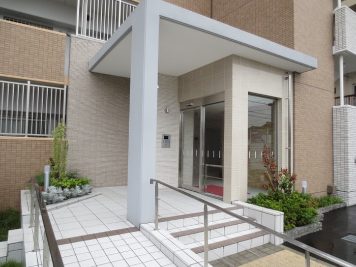 物件外観写真3　(エントランス部分)