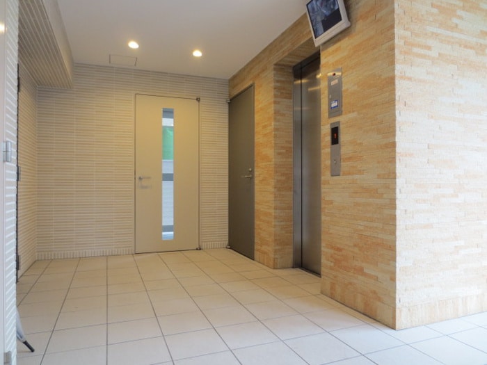 物件外観写真4　(エントランス部分)