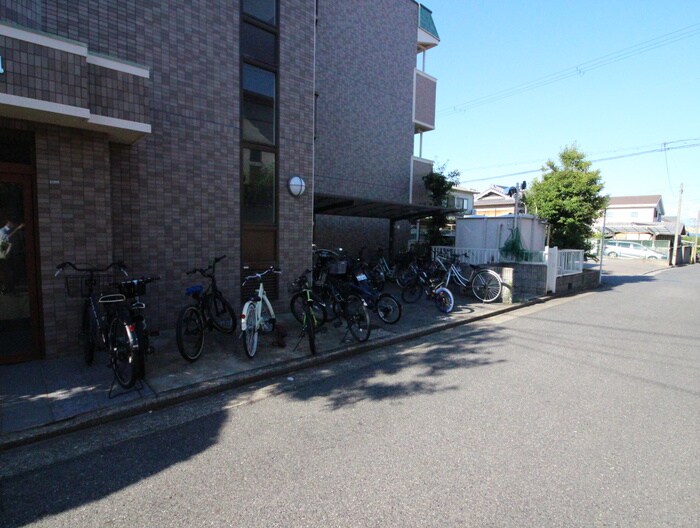 物件外観写真4　(駐輪場)