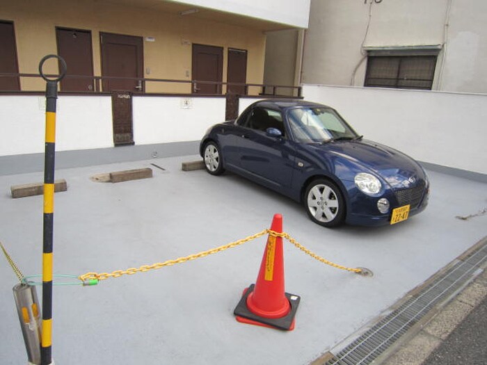 物件外観写真5　(駐車場)