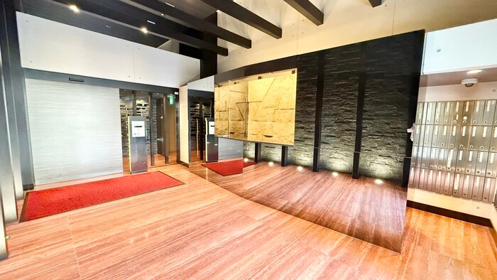 物件外観写真2　(エントランス部分)