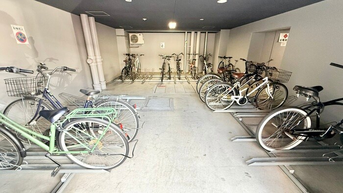 物件外観写真4　(駐輪場)