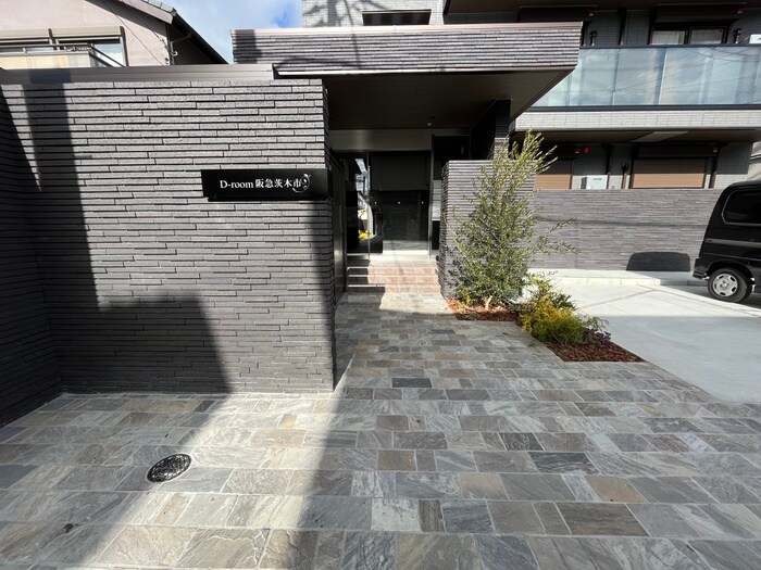 物件外観写真3　(エントランス部分)