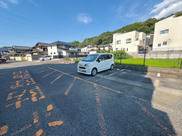 物件外観写真2　(駐車場)