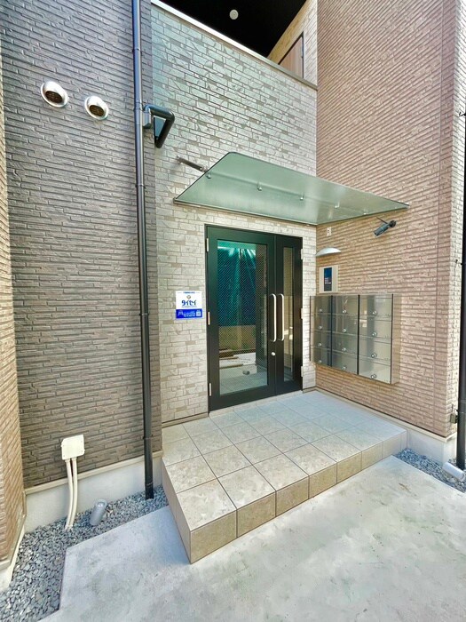 物件外観写真2　(エントランス部分)
