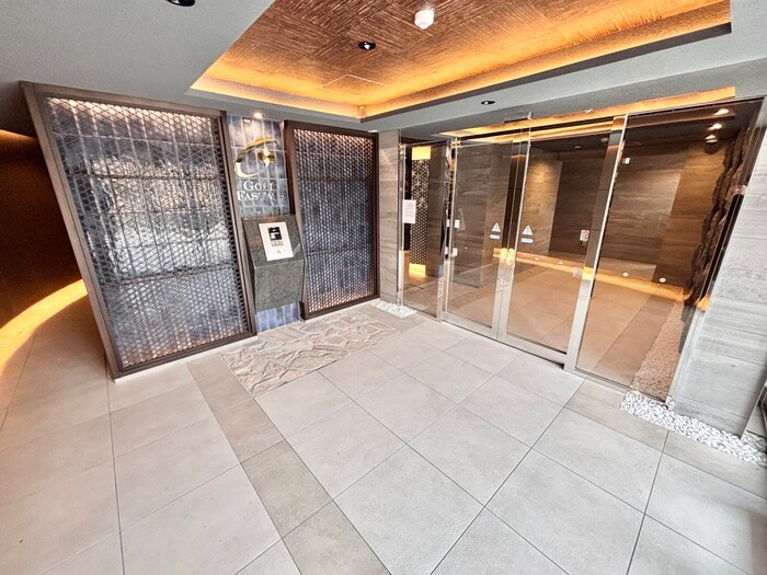 物件外観写真2　(エントランス部分)