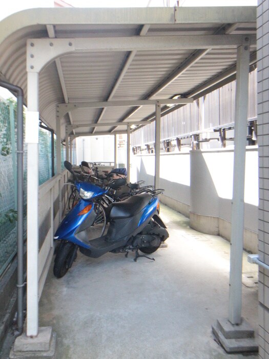 物件外観写真4　(バイク置き場)