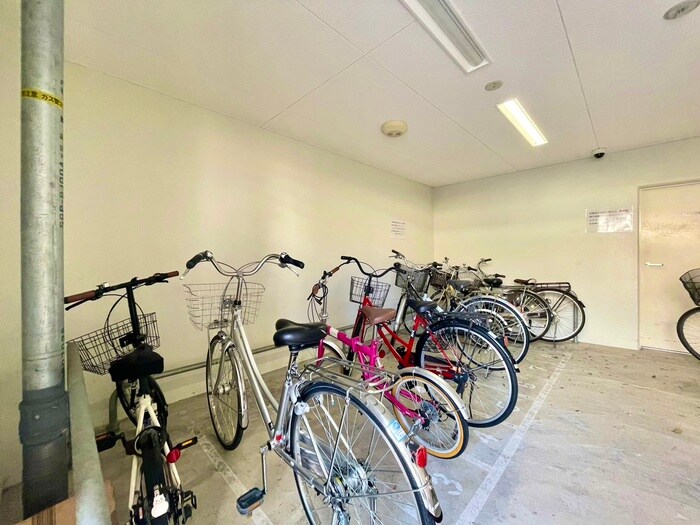物件外観写真2　(駐輪場)