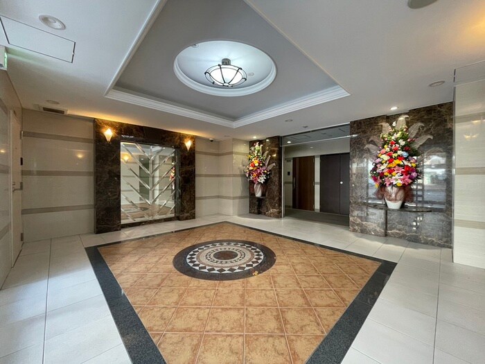 物件外観写真3　(エントランス部分)