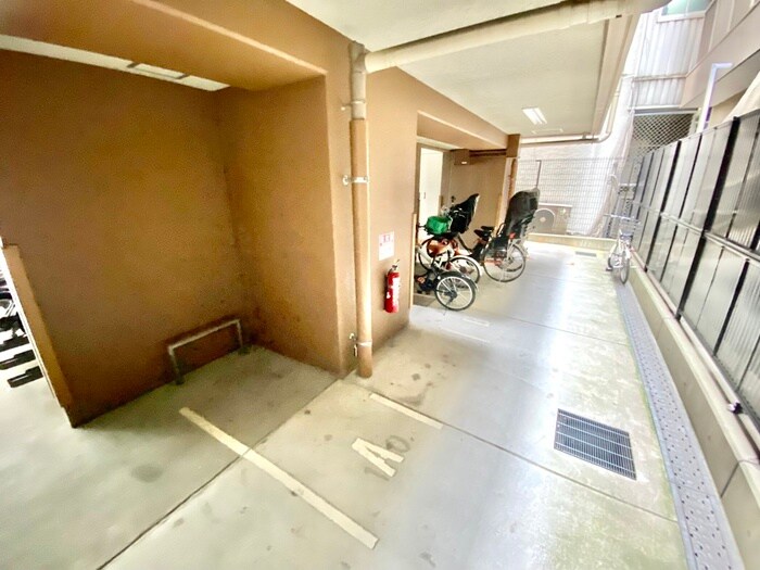 物件外観写真6　(バイク置き場)