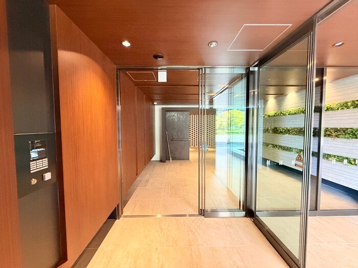 物件外観写真2　(エントランス部分)