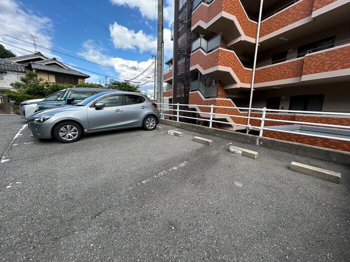物件外観写真4　(駐車場)