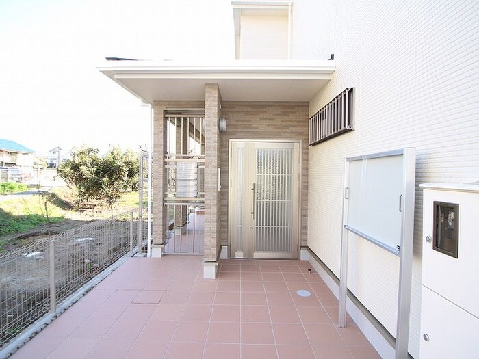 物件外観写真6　(エントランス部分)