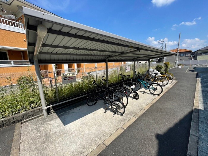 物件外観写真4　(駐輪場)