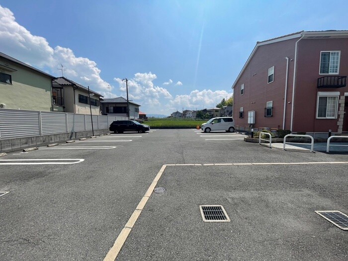 物件外観写真5　(駐車場)