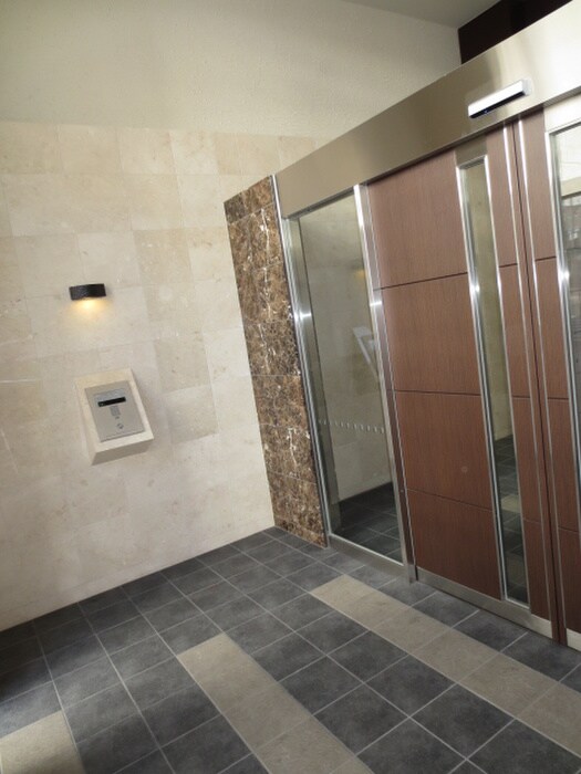 物件外観写真6　(エントランス部分)