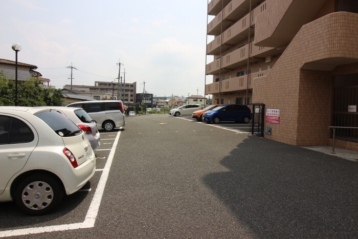 物件外観写真2　(駐車場)