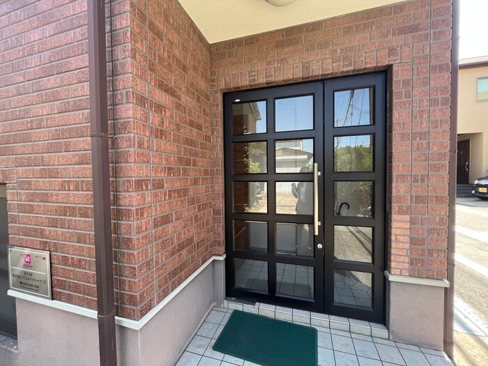 物件外観写真6　(エントランス部分)