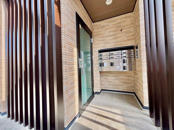 物件外観写真4　(エントランス部分)