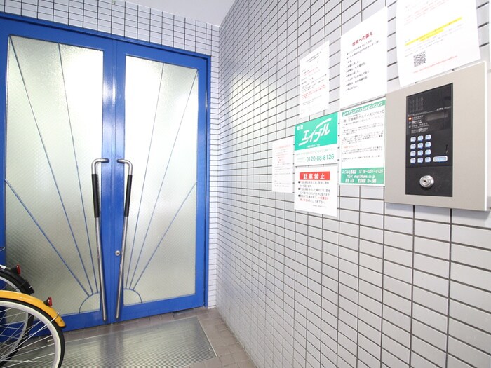物件外観写真2　(エントランス部分)