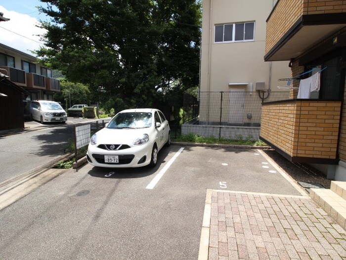 物件外観写真4　(駐車場)