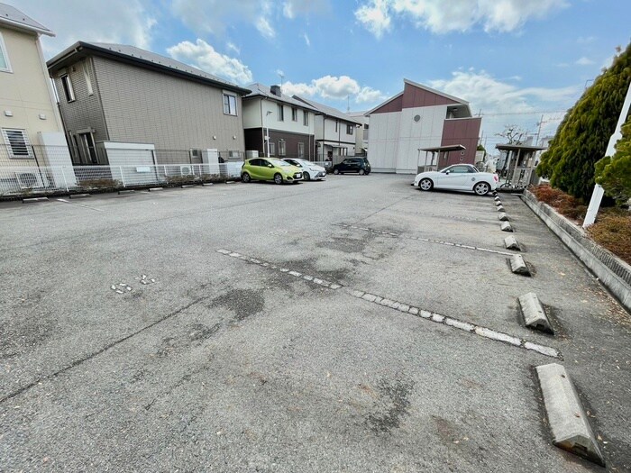 物件外観写真3　(駐車場)