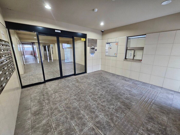 物件外観写真3　(エントランス部分)