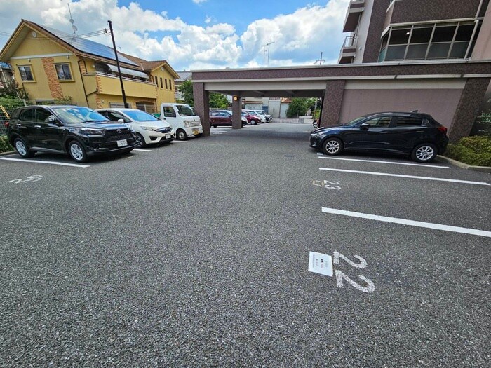 物件外観写真5　(駐車場)