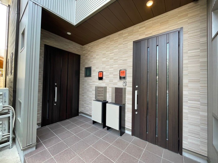 物件外観写真3　(エントランス部分)