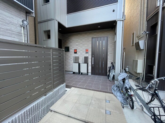 物件外観写真6　(エントランス部分)