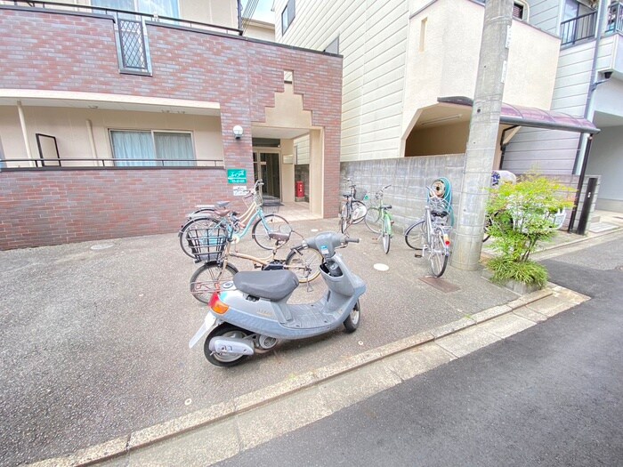物件外観写真5　(駐輪場)