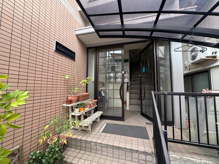 物件外観写真3　(エントランス部分)