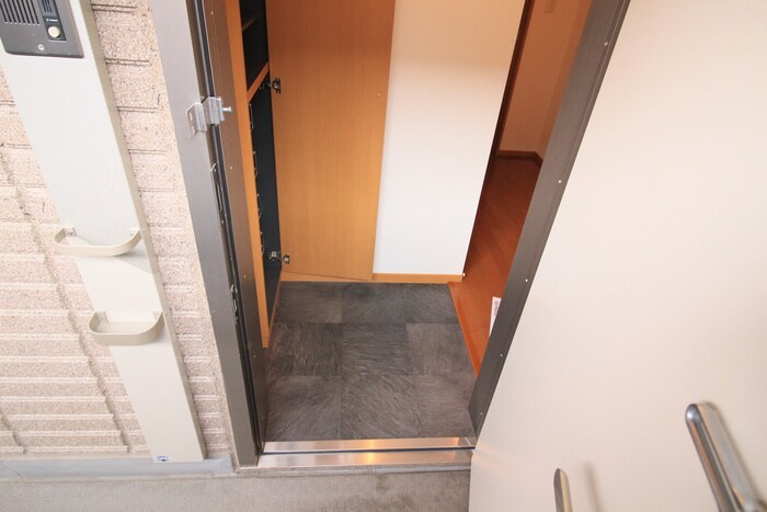 物件内観写真4　(玄関)