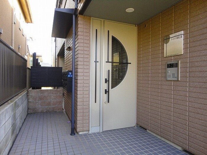 物件外観写真3　(エントランス部分)