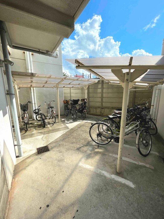 物件外観写真4　(駐輪場)