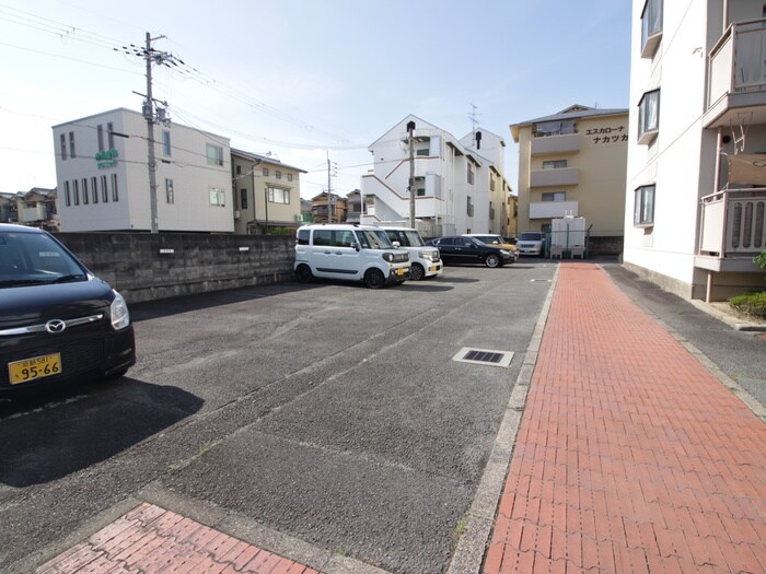 物件外観写真2　(駐車場)