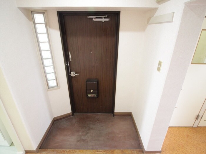 物件内観写真10　(玄関)