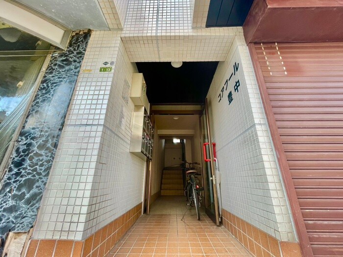 物件外観写真2　(エントランス部分)