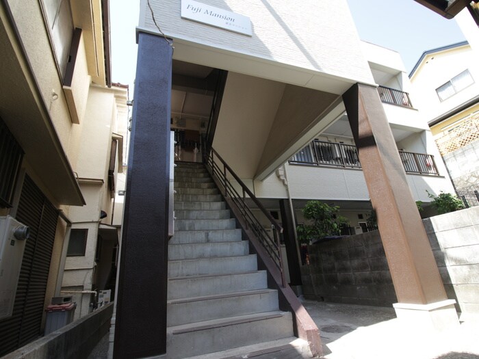 物件外観写真2　(エントランス部分)