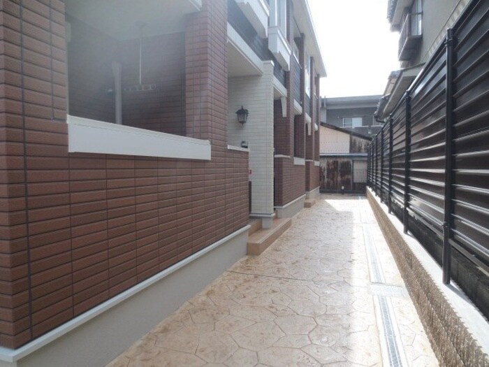 物件外観写真3　(エントランス部分)