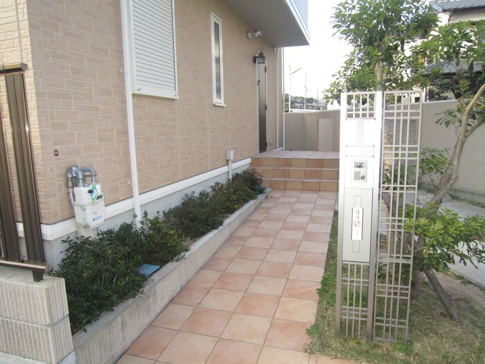 物件外観写真3　(エントランス部分)