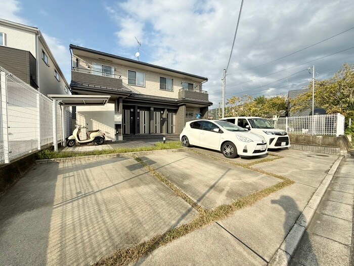 物件外観写真2　(駐車場)