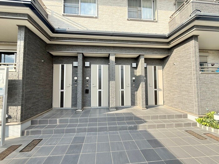 物件外観写真4　(エントランス部分)