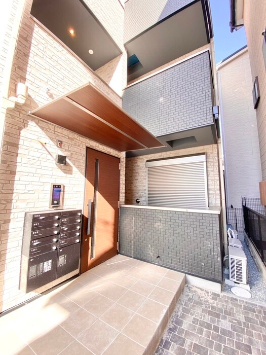 物件外観写真3　(エントランス部分)