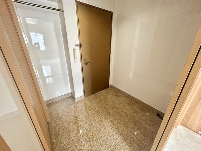 物件内観写真12　(玄関)