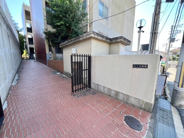 物件外観写真4　(エントランス部分)