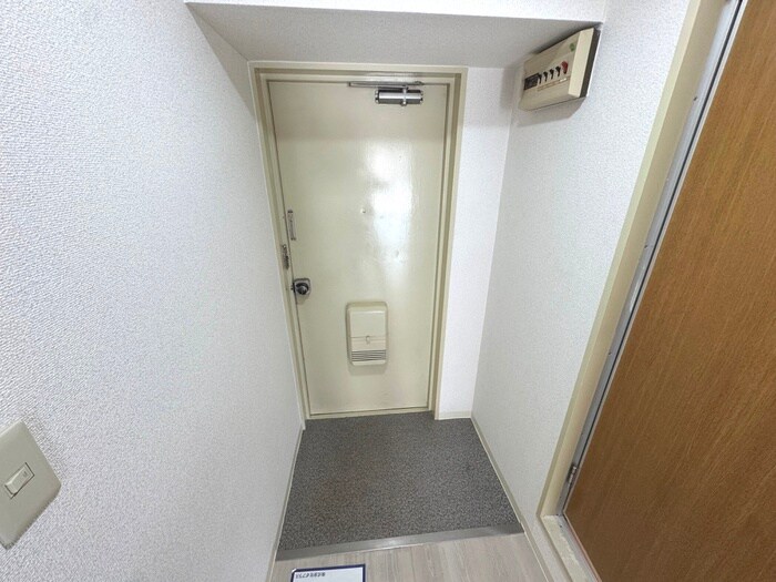 物件内観写真12　(玄関)