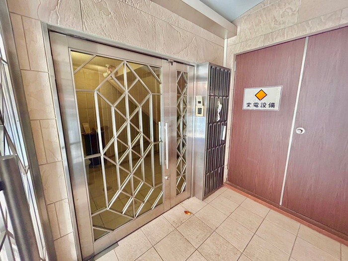 物件外観写真5　(エントランス部分)