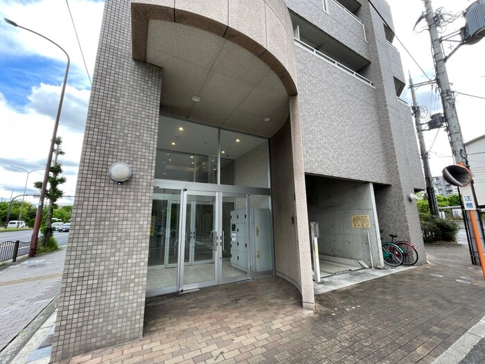 物件外観写真2　(エントランス部分)